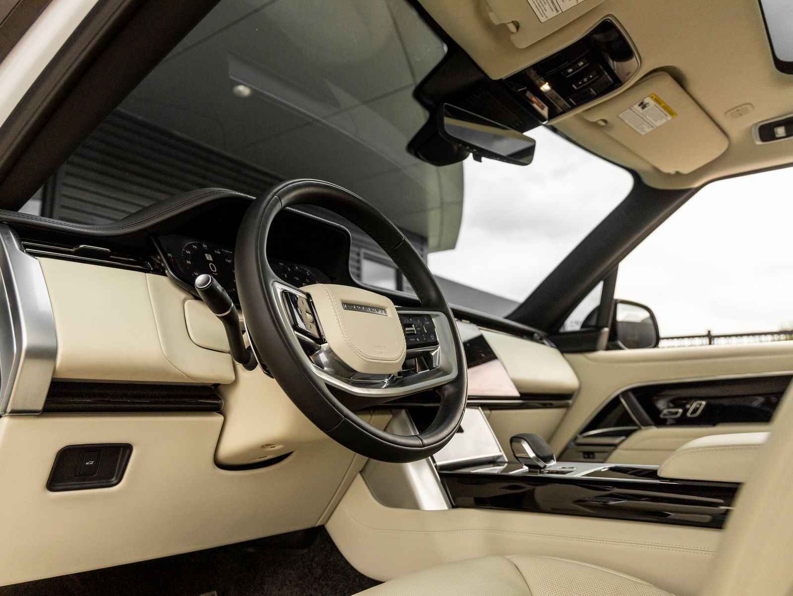 2025 Land Rover Range Rover SE