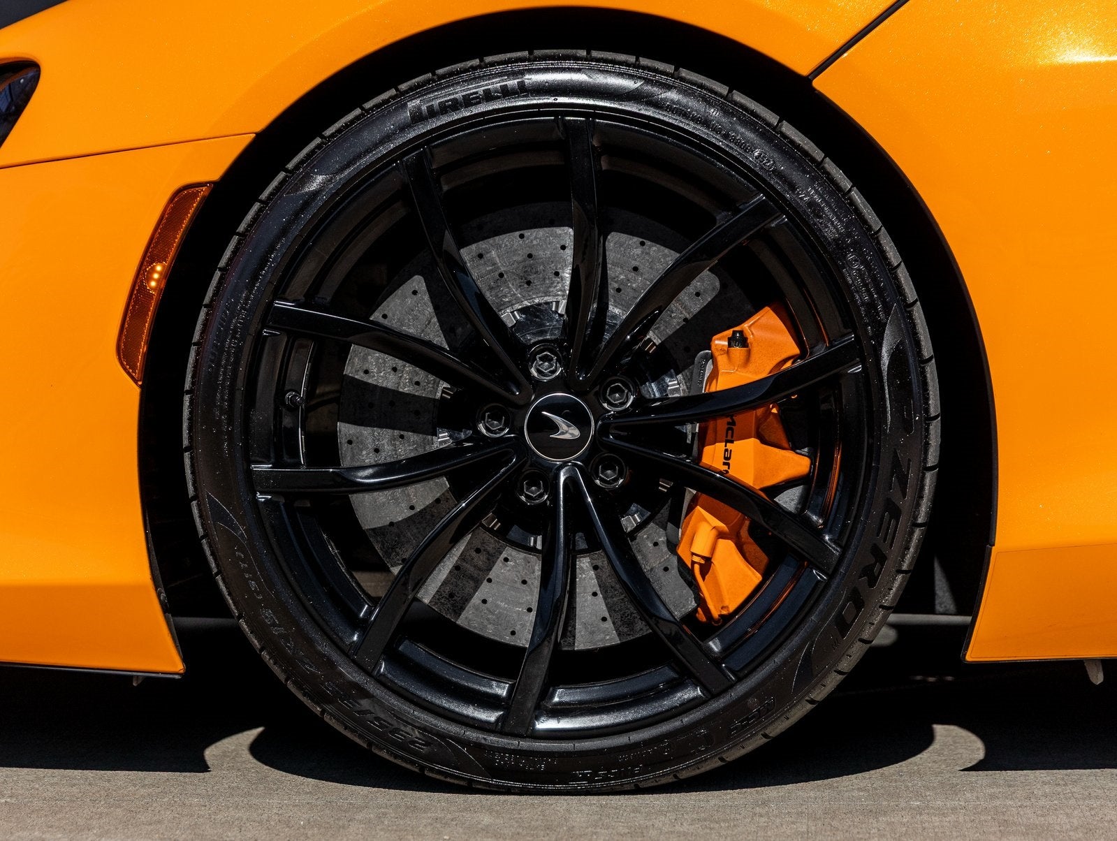 2023 McLaren Artura Base