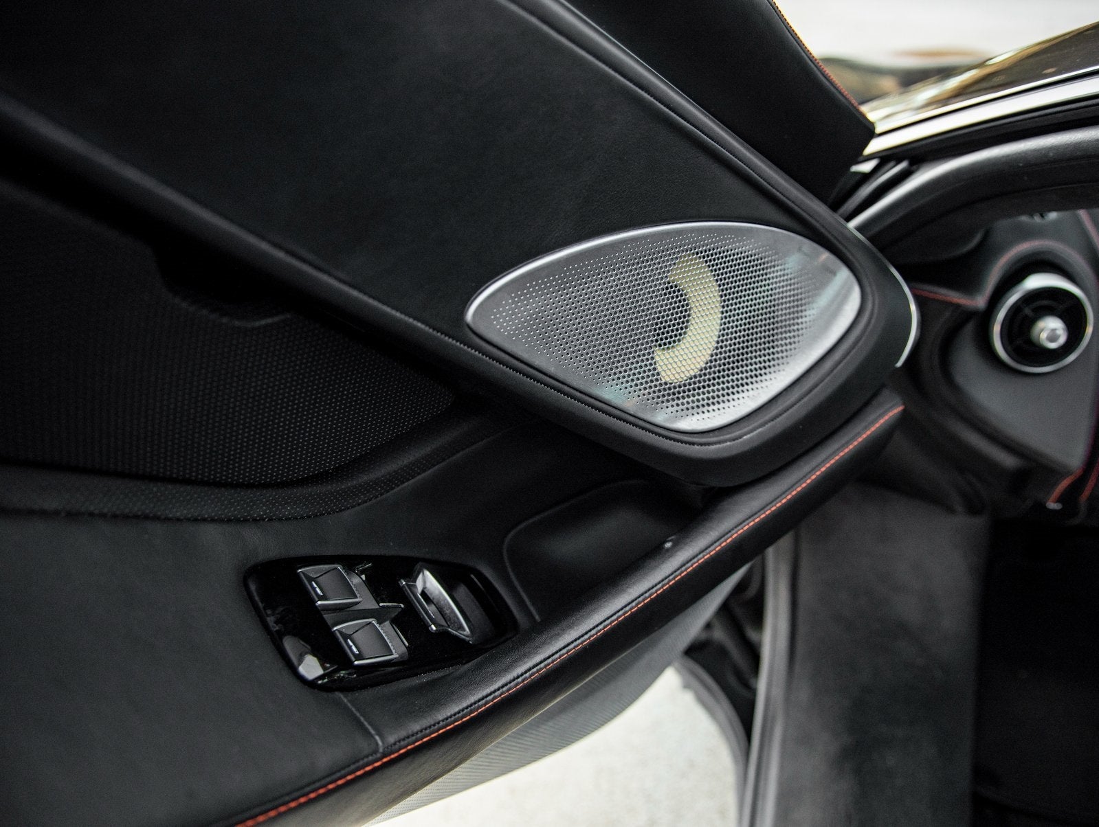 2022 McLaren GT Base