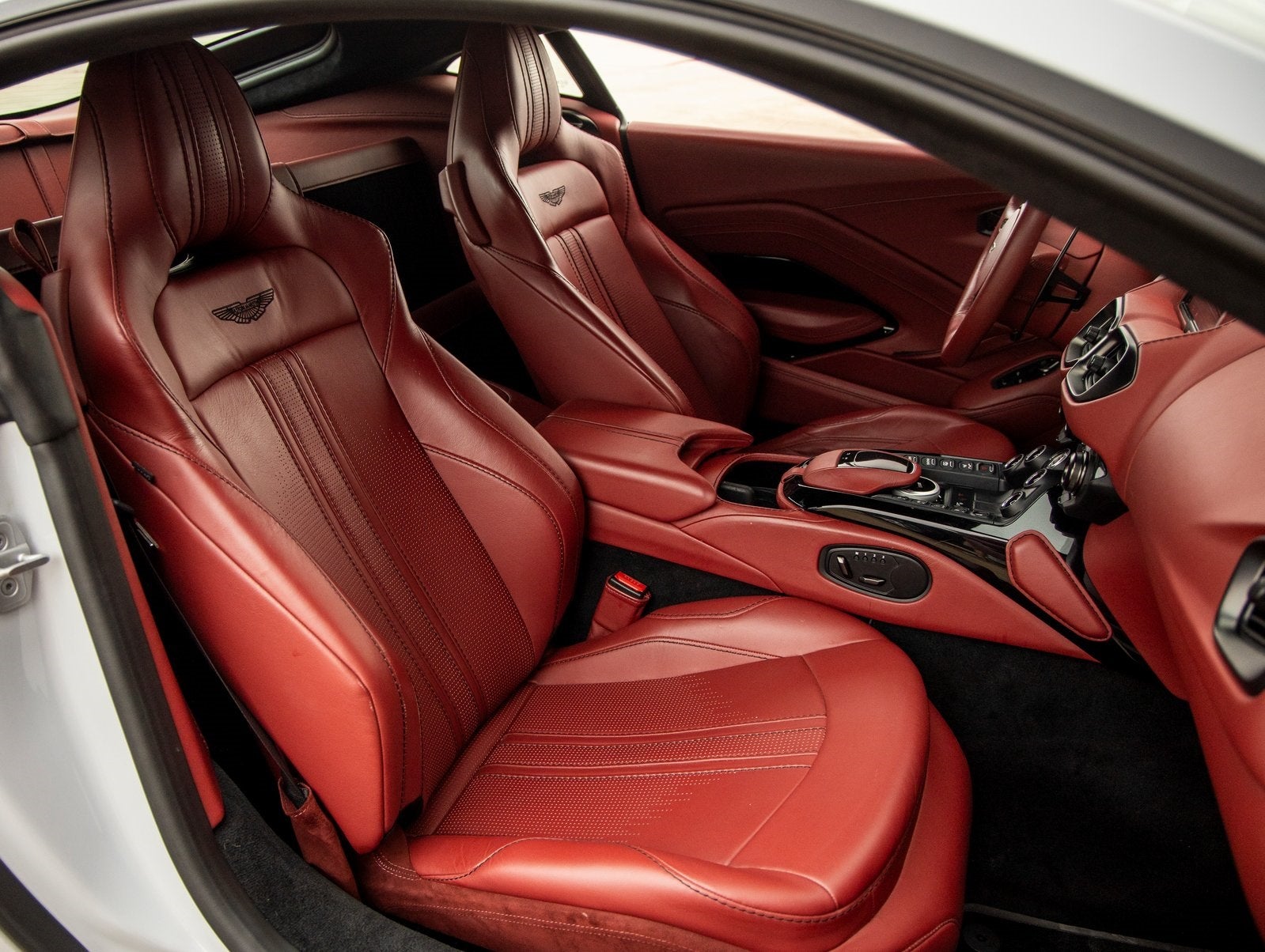 2020 Aston Martin Vantage Base