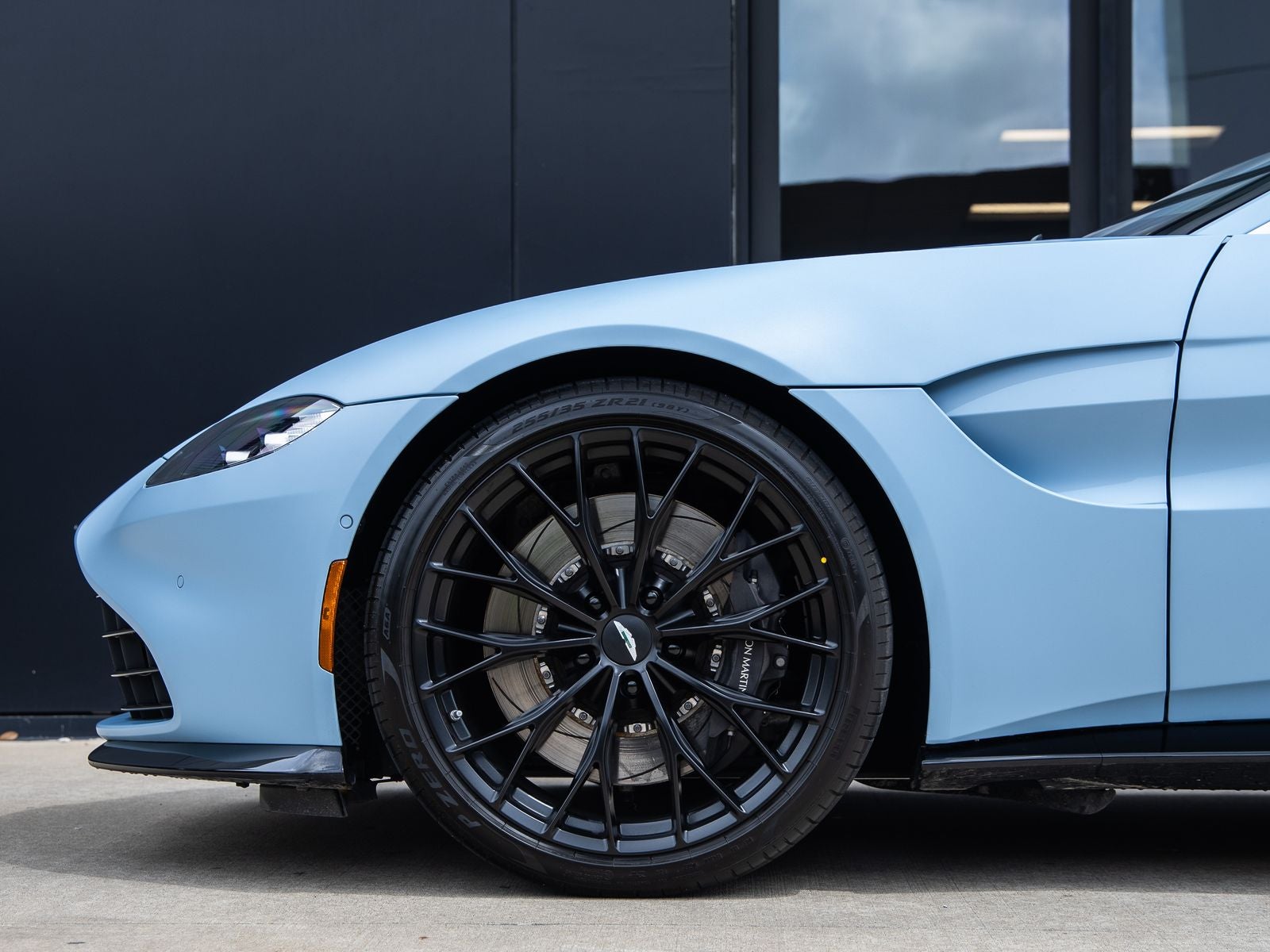 2022 Aston Martin Vantage Base