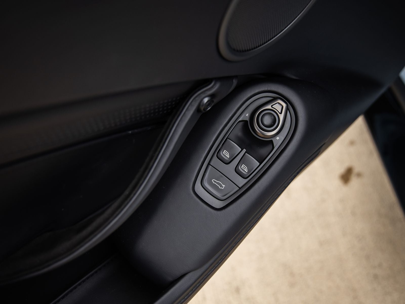 2022 Aston Martin Vantage Base