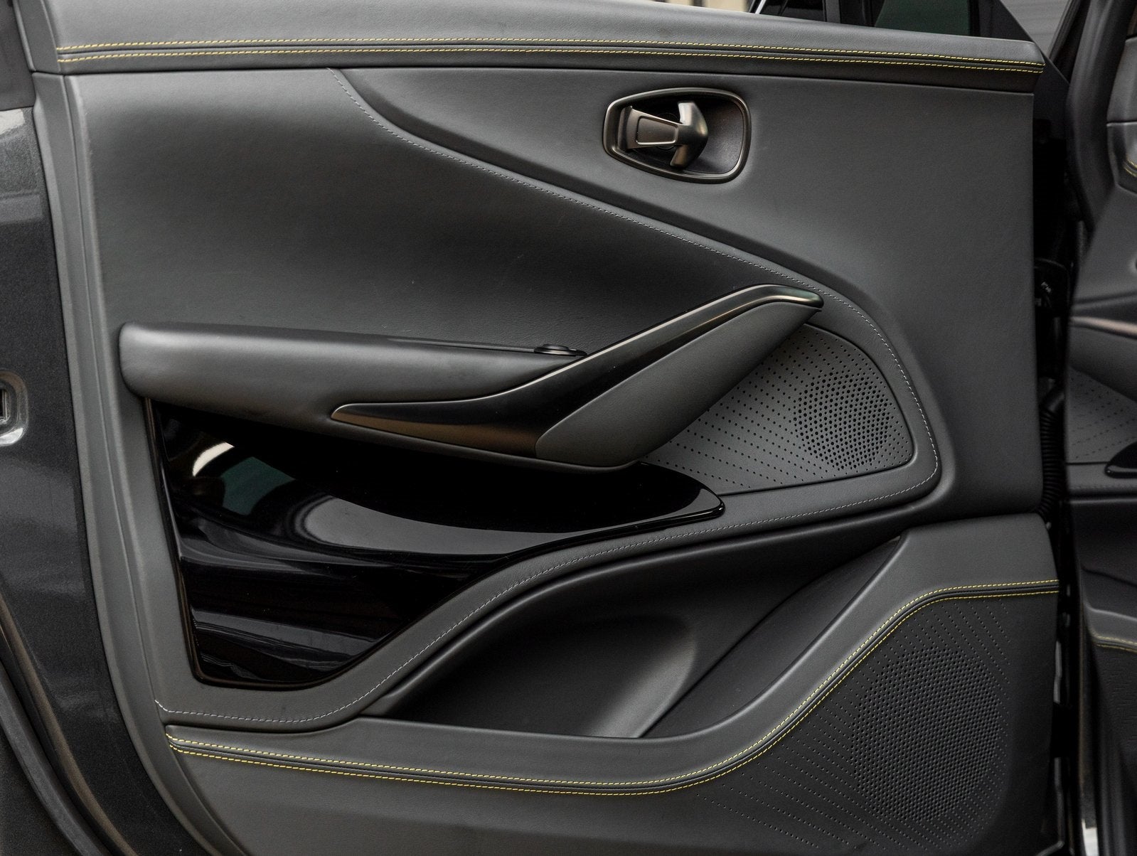 2024 Aston Martin DBX 707