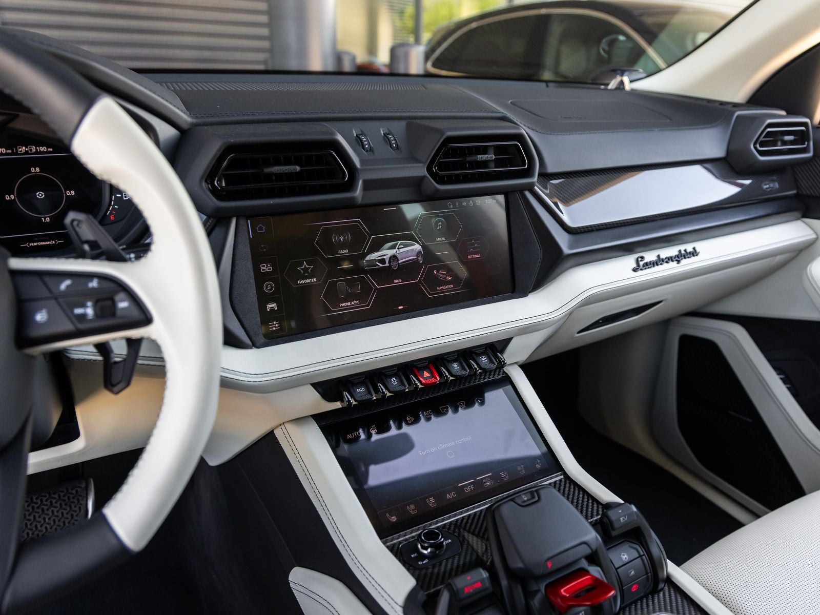 2025 Lamborghini Urus SE