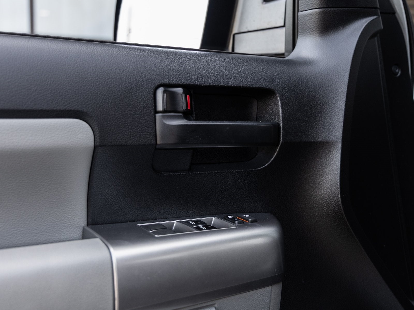 2020 Toyota Sequoia SR5 5.7L