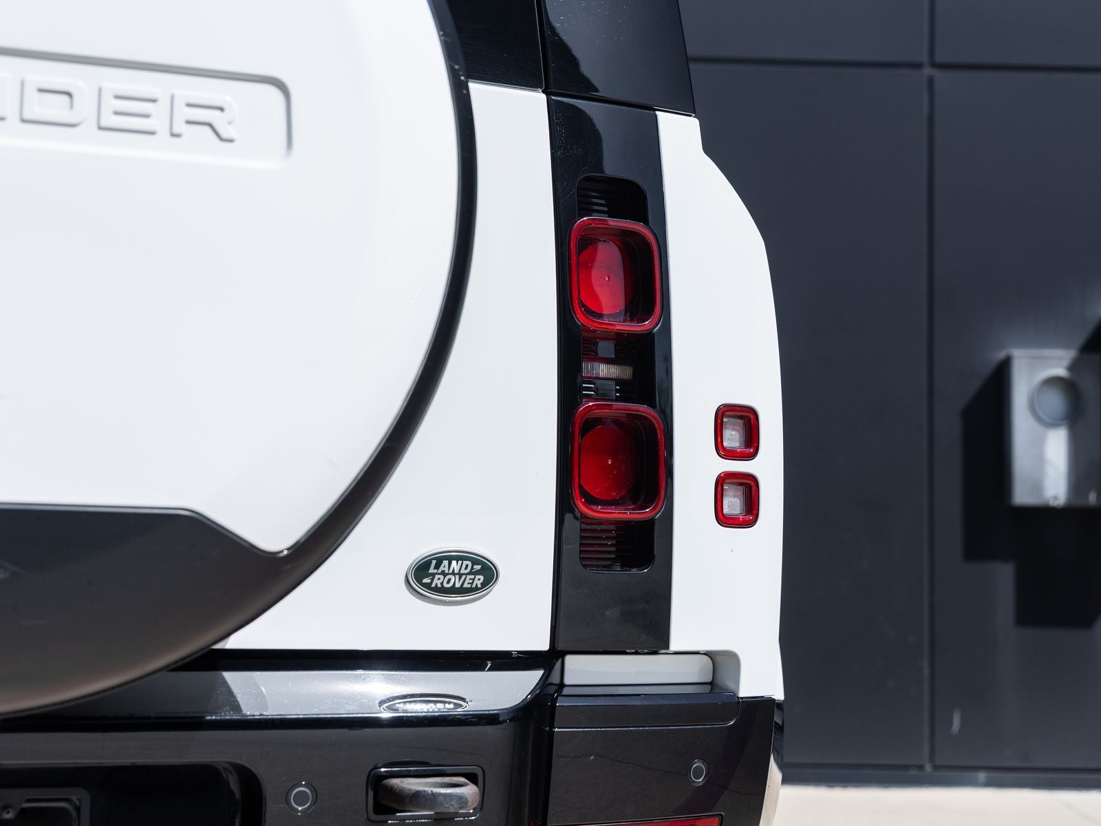 2023 Land Rover Defender 110 X-Dynamic SE