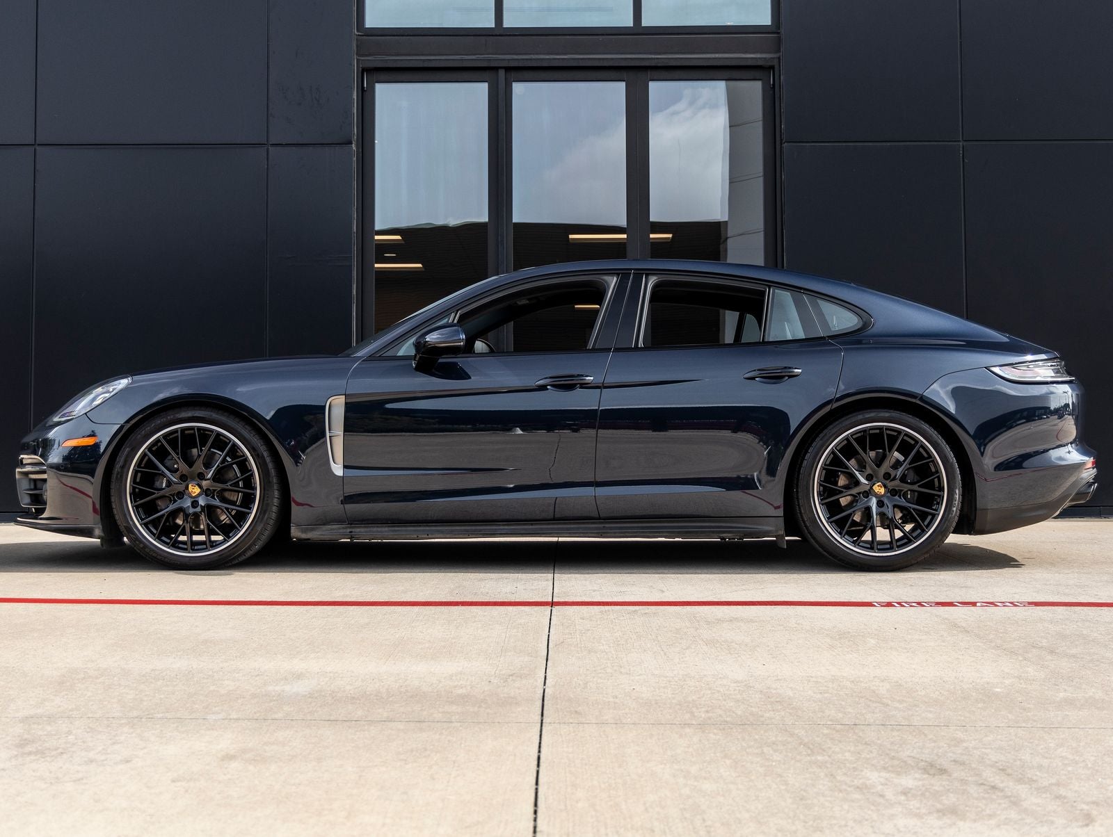 2023 Porsche Panamera 4 Platinum Edition