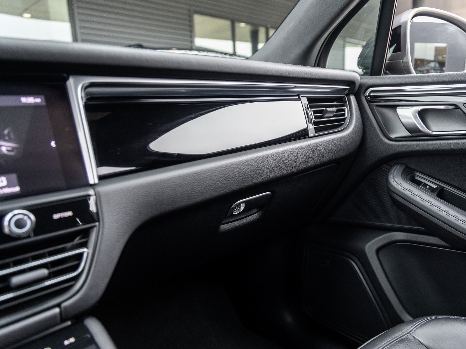 2023 Porsche Macan Macan T (MY23)