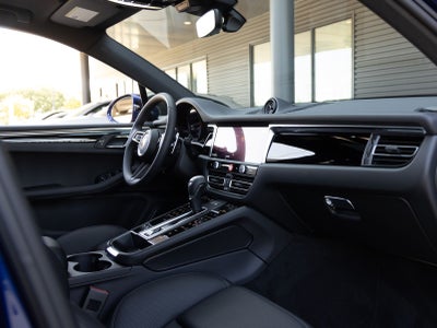 2025 Porsche Macan AWD