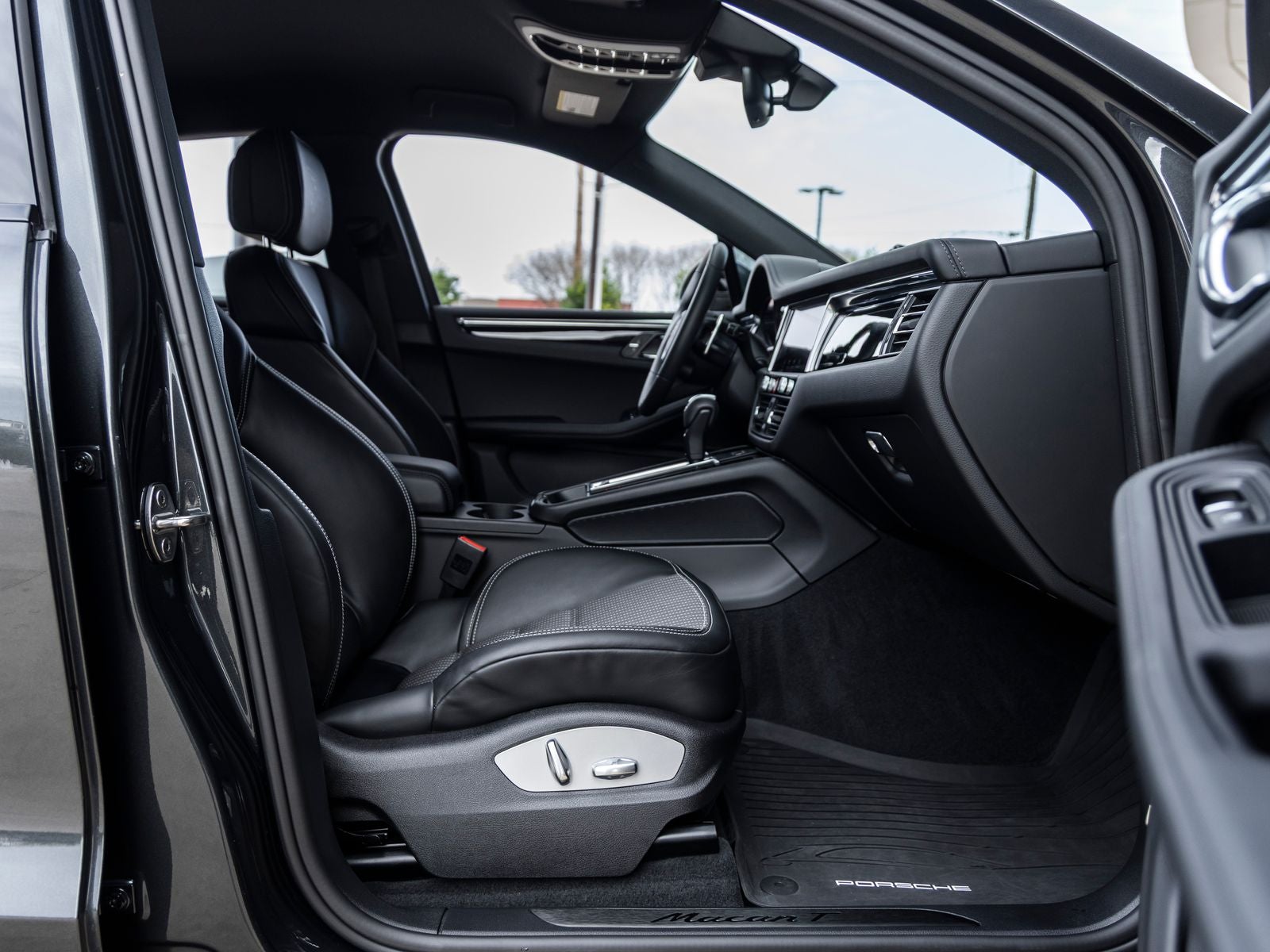 2025 Porsche Macan T