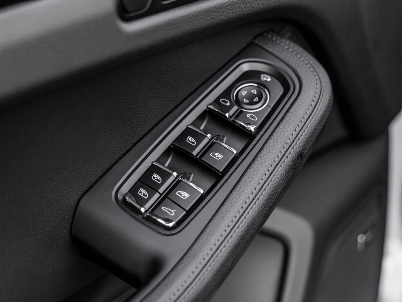 2025 Porsche Macan AWD