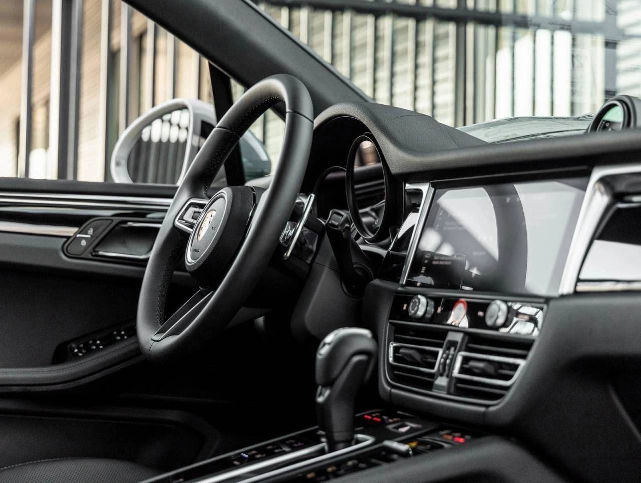 2025 Porsche Macan AWD