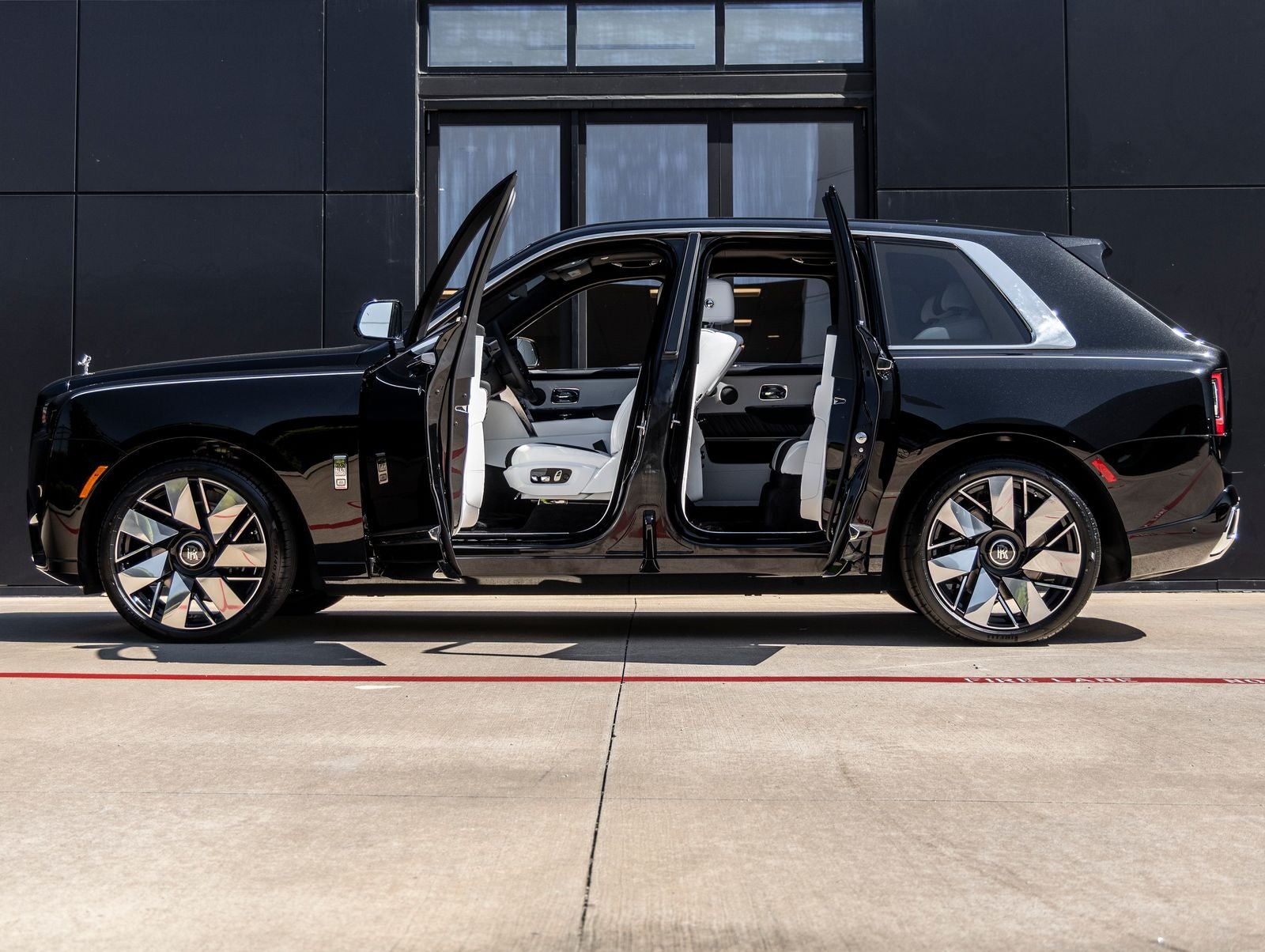 2027 Rolls-Royce Cullinan Base