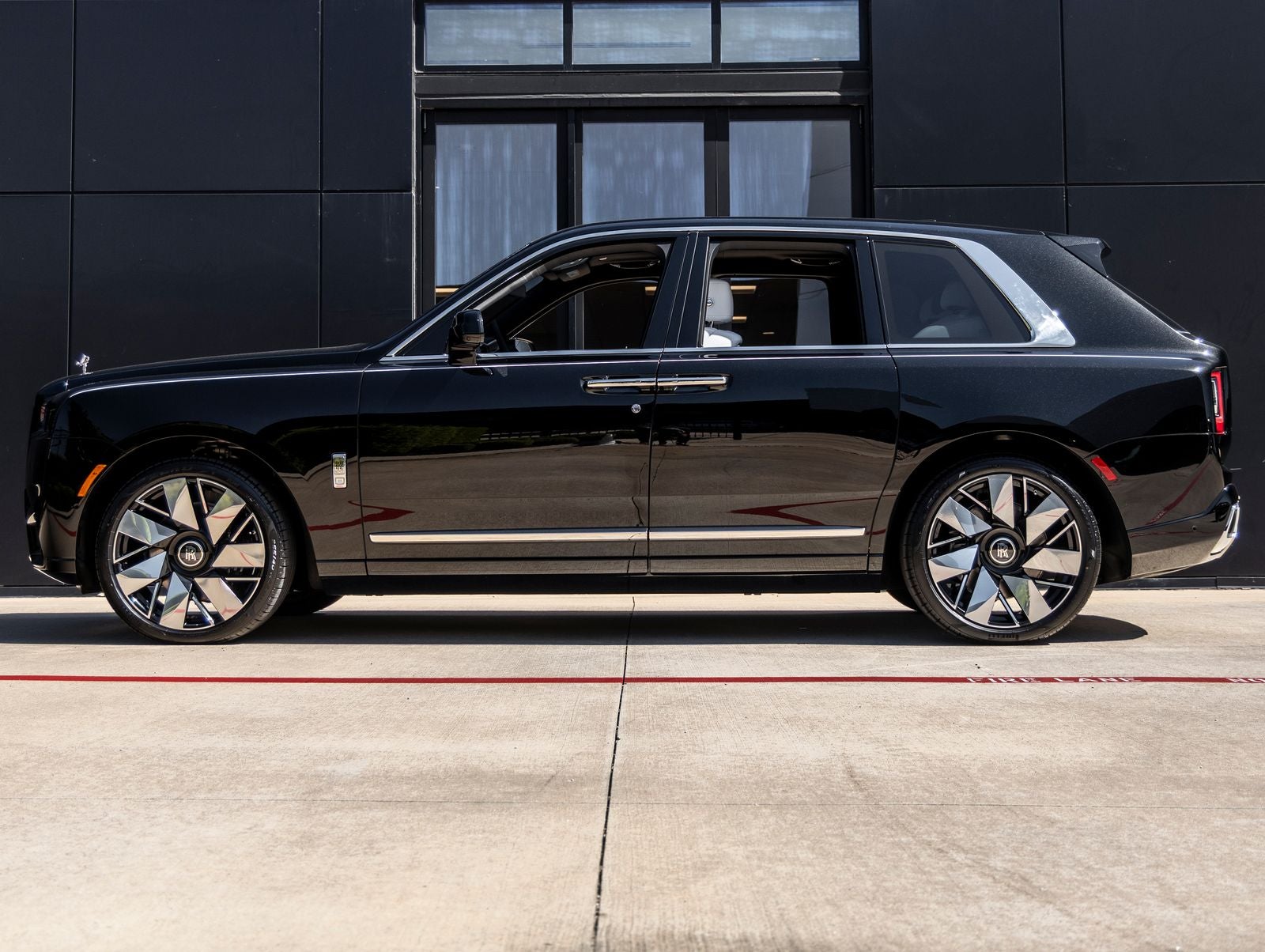 2027 Rolls-Royce Cullinan Base