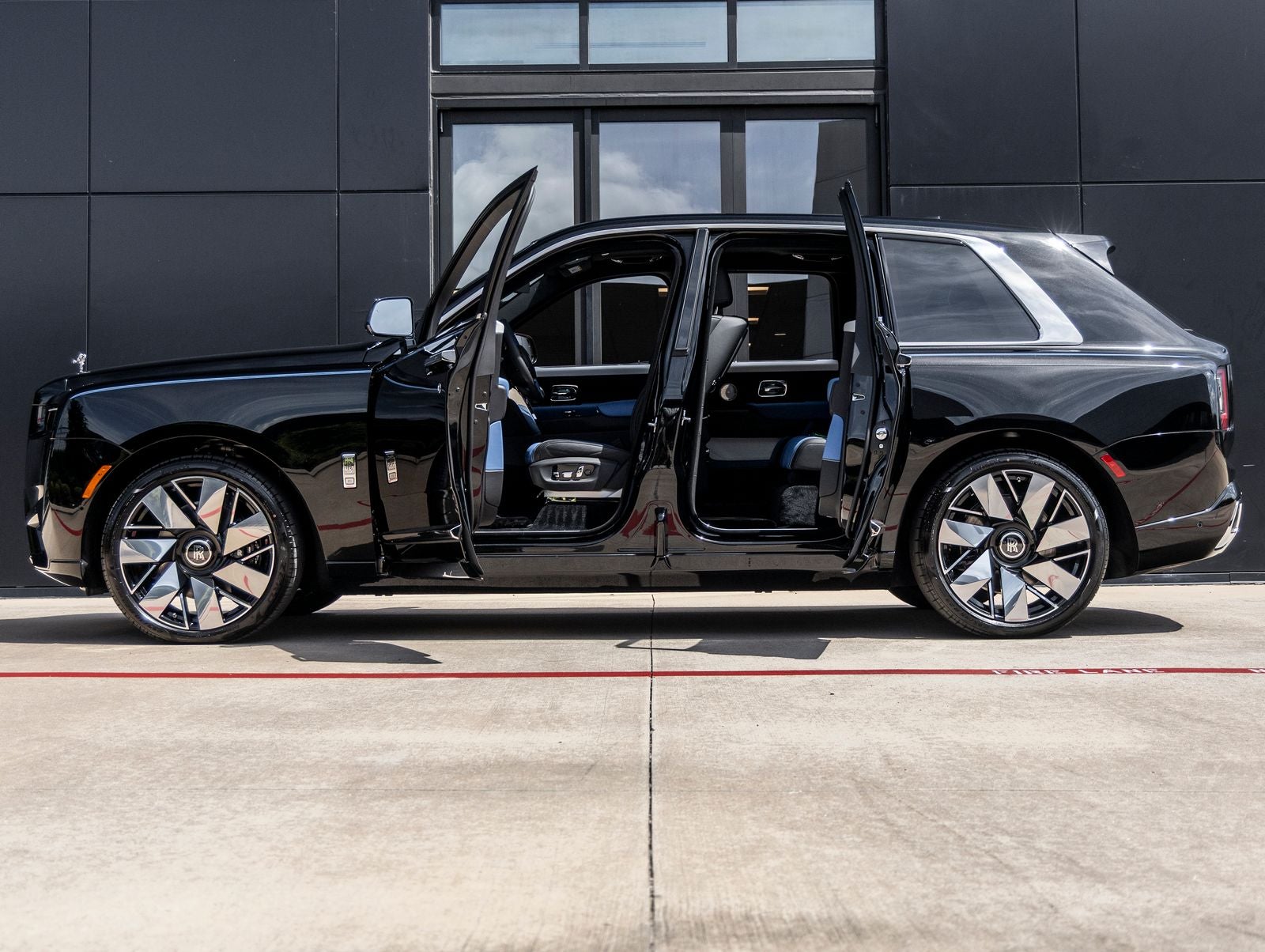 2027 Rolls-Royce Cullinan Base