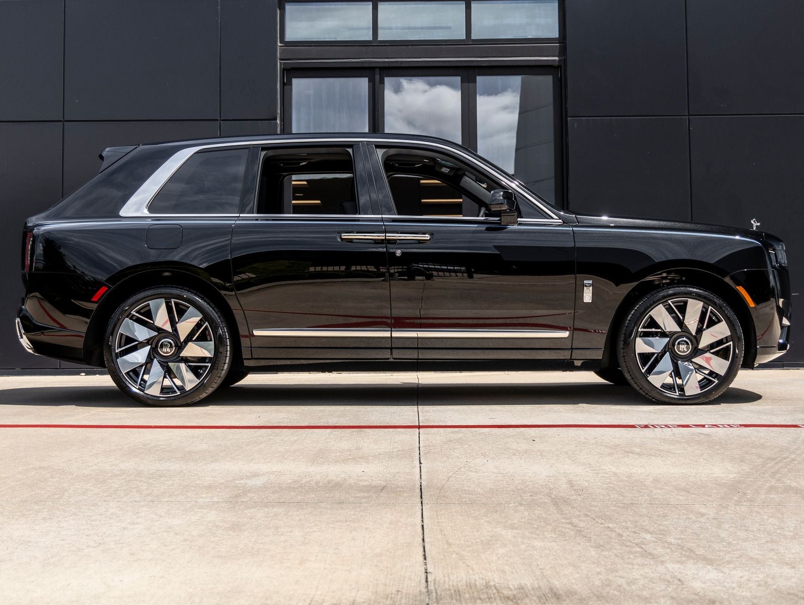 2027 Rolls-Royce Cullinan Base