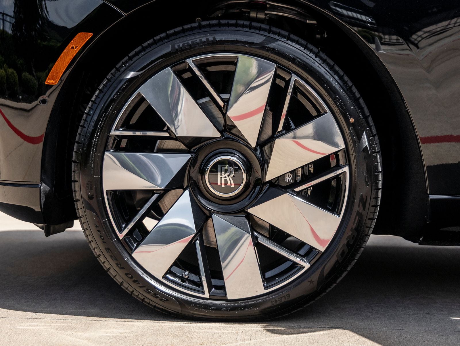 2027 Rolls-Royce Cullinan Base