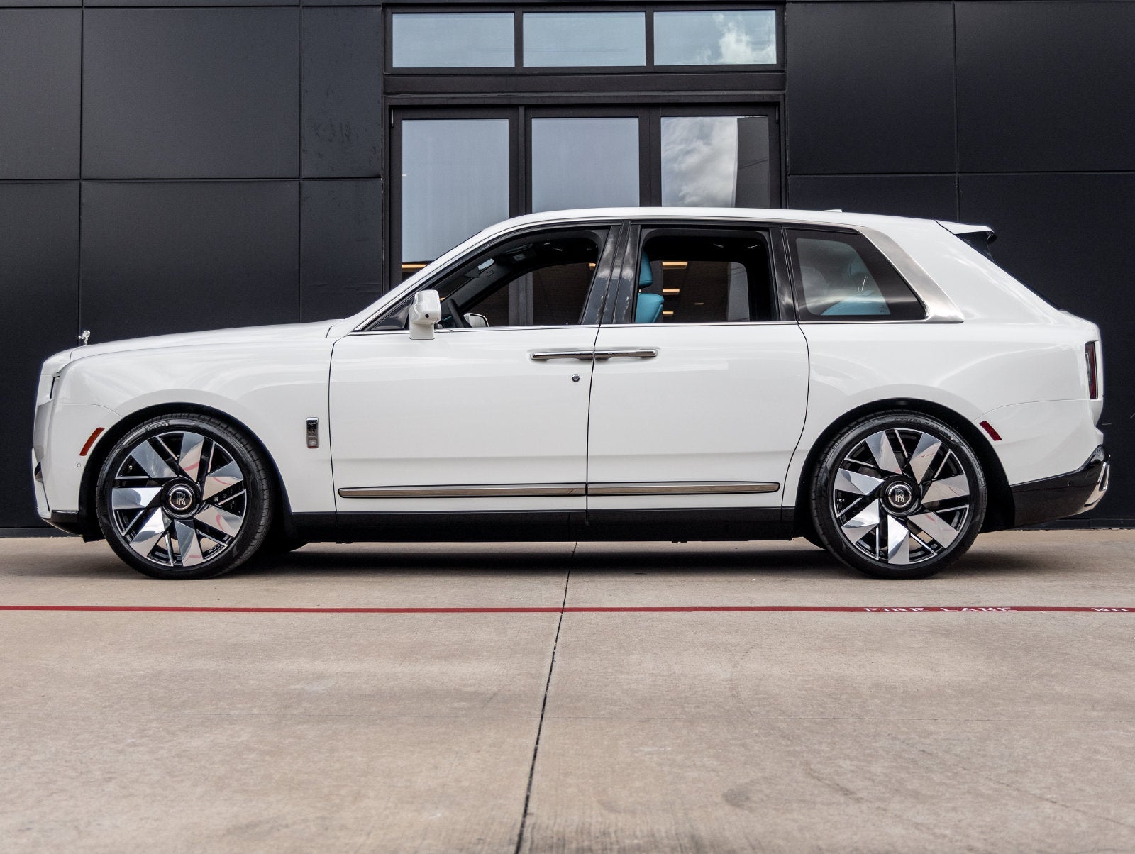 2027 Rolls-Royce Cullinan Base